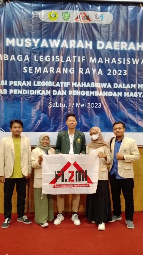 Saturday, 27 Mei 2023 The IAI Khozinatul Ulum Blora Student Senate took part in the Regional Deliberation of the Indonesian Student Legislative Institution Forum (MUSDA FL2MI) Semarang Raya on the theater floor 5 Ministry of Health Semarang Health Polytechnic Postgraduate Building. In this activity, SEMA IAI Khozin sent four delegates to take part in the FL2MI Semarang Raya Musda activities 2023 themed " Optimizing the Legislative Role of Students in Improving the Quality of Education and Community Development". It was an honor for SEMA IAI Khozin to be able to take part in this activity. Seeing the development of the Semarang Raya Musda which was vacuumed and hampered due to Covid 19, Doni Siregar as Korda of the year 2022/2023 In his speech he said that when leading he focused more on internal development first, because there is still a lot that needs to be repaired and improved. Even though this forum is only an external activity and of course it is very busy internally, he advised us to maintain and continue to maintain and continue this activity.. After the speeches were delivered, we then entered the main event, namely the FL2MI Semarang Raya Musda Session 2023. Where the session consisted of four plenary sessions and four plenary sessions. The first plenary session discussed the rules of the session and the election of a permanent presidium led by a temporary presidium. The 2nd plenary session discussed accountability reports for one management period. The 3rd plenary session discussed the selection of Korda, election of the host of the regional working meeting. And the fourth plenary session was to discuss the selection of the host for the year's Musda 2024. In the results of the 2nd plenary session, the result was the election of Hajir Alamsyah from UNISSULA as KORDA for the year 2023/2024. "I will hold legislative schools to improve and develop the abilities of fellow FL2MI Semarang Raya participants in terms of legislation". Hajir said in one of his missions. And the result of the 4th plenary session was the determination of the Musda host 2024 will be discussed when the Rakerda is held. "Participating in this musda is a hope for us to be able to provide special changes for SEMA IAI Khozin to be even better and more progressive in carrying out management over the next period." Said one of the SEMA IAI Khozin delegates.