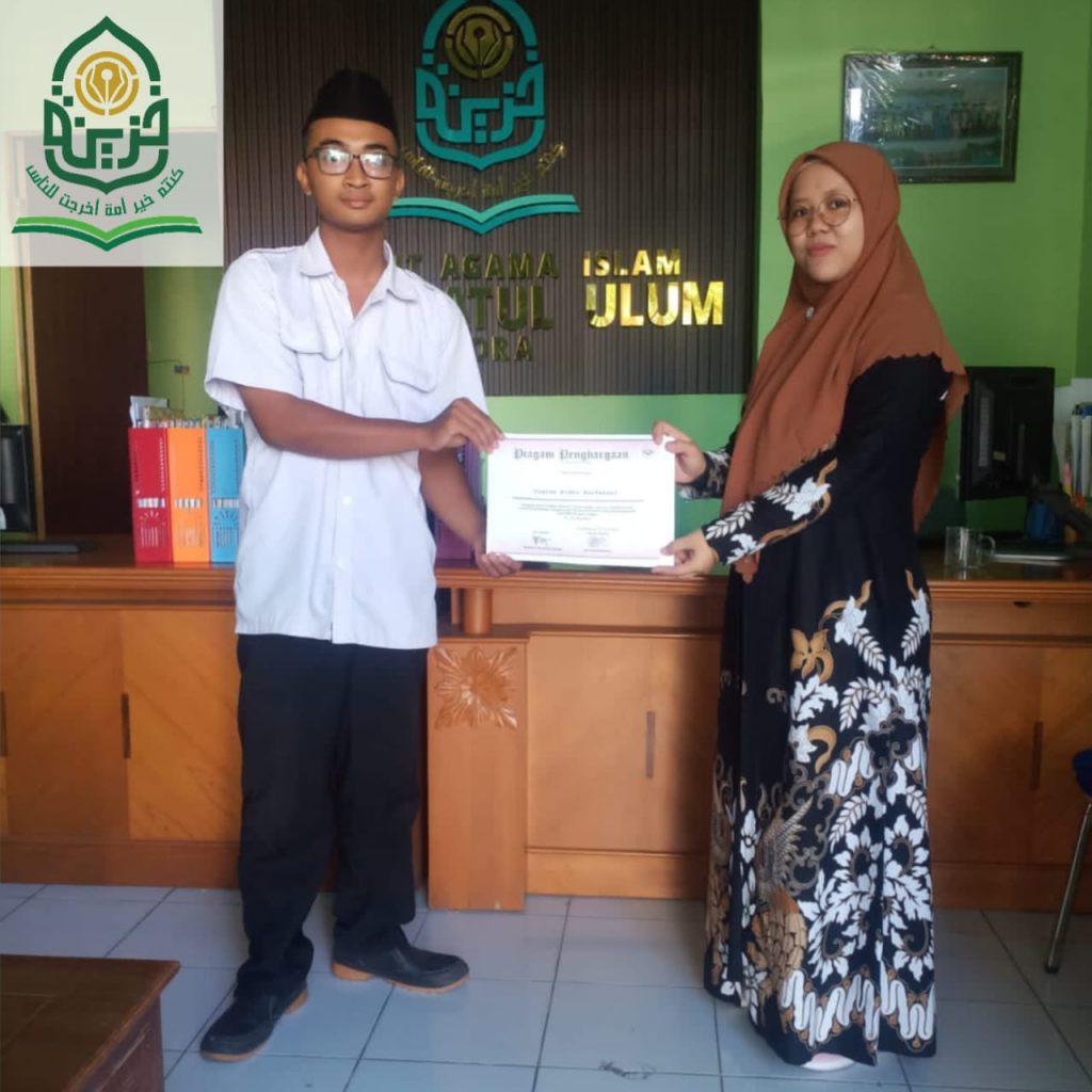 Demapers - Being an outstanding student cannot only be proven by obtaining a Cumulative Achievement Index (GPA) just, but it can also be realized in many achievements in academic and non-academic fields. Yusron Ridho Nurfatoni , Student at the Faculty of Tarbiyah and Teacher Training (FTIK) Khozinatul Ulum Blora Islamic Institute, handed over a multitude of achievements to IAI Khozinatul Ulum Blora Lecturers that had been obtained during 3 this month. It is known that the tarbiyah faculty student has participated in various poetry writing events, Short story,Poem ,Greeting cards and Quotes until dozens of his written works were published. My last achievement was at national level, Alhamdulillah, I was chosen in the manuscript selection which will be published by Inspro Pustaka Publisher in East Nusa Tenggara ," explained the Islamic Religious Education Study Program student. In the same time, He also revealed several writing competition events that he took part in until he was crowned the favorite national champion. Here are the achievements that Yusron Ridho Nurfatoni has achieved during 3 this month, one of them was crowned champion 3 game riddle, juara 1 game "guess who I am?, juara 2 create prose, contender 2 create a mirror, juara 2 create a mini story, juara 2 race " Flash Fiction" organized by KPP- CS on date 27-30 Juli 2023, Juara 3 Create poetry , juara 2 create a short story , Juara 1 cipta quotes, Juara 3 Greeting Card event organized by Gelora Swara division on 12 Juni- 1 Juli 2023, crowned as TOP 25 Besar In Asean Short Story Writing Competition Held by Edurooms. Id on date 10 Juli 2023 , get a rank 3 Literacy guessing game held by the Fiteras Bagaskara Indonesia community on 20 Juli 2023, Mendapat Juara 3 Publick Speaking Event with the theme of building a soul with character held by Winged Wattpad Community on 10-17 Juli 2023, Mendapat Juara 2Get Championuara 2 event Greeting card, juara 1 Review event "The collapse of our surau" Organized by the Indonesian literacy community on 10-15 Juli 2023, Mendapat juara 3 event then, juara 2 Guess the Box in the 1st Year PMW PsyJulyath and Mafia Wattpad Seminar and Anniversary Event on 23championJuni 2023, Mendapat juaGet championeation event, Juara 2 greeting card event organized by the C3 World Community on 15-28 Juni 2023, crowned as Champione best in the quote creation event held by our Wattpad world community on date 1 June and 29 Juni 2023, won the championship 2 event poster tema 17 August and champion 3 greeting card event organized by semivent with oleanJuneliteracy on date 14 Agustus - 19 August 2023. Final, He hopes that in the future what he has carved can be maintained and developed so that it can be of benefit to others. “I hope that this year and the following years, I am able to become a writer who makes many achievements and maintains achievements in every competition, remain productive at work in the middle of lectures, I hope that every article I write can be useful for other people and also myself,” he concluded.