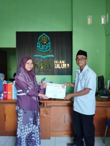 DemaPers - Being an outstanding student cannot only be proven by obtaining a Cumulative Achievement Index (GPA) just, but it can also be realized in many achievements in the academic and non-academic fields. Yusron Ridho Nurfatoni is a student at the Faculty of Tarbiyah and Teacher Training (FTIK) Khozinatul Ulum Blora Islamic Institute , handed over the myriad of achievements he had achieved over the years 3 last month to the Head of Study Program . 
  This student from the Islamic Religious Education department has even won 26 National level events include being named 10 best created Independence theme Quotes on the date 17 August 2023, Create free theme Quotes on dates 12,24 September 2023, juara 2 greeting card event organized by the Republik Bahasa Literacy Community on 17-25 September 2023, juara 2 poetry competition on the theme of struggle, juara 2 coloring event, juara 3  event quotes , juara 3 monologue competition, juara 3 Ridlle event organized by Achieve Dreams Literacy on date 11-22 Agustus 2023, juara harapan 1 dalam Event Brain Out, juara harapan 1 Short Story Evcontenderrapan 2 coloring event held by the Arline Literacy Community on 19 Agustus- 02 September 2023, juara 2 Create Poetry, juara 3 greeting card event organized by the Literacy Space Community, jury's favorite champion 1 Poetry Creation Event , Contender 3 Greeting Card event held by the Century Blossom community on 12-17 September 2023 , Champion 1 Quiz, juara 2 in the approval event &quoSeptemberOnline Blue Sun Literacy Batch 4 on 01-09 September 2023, Champion 2 greeting card competition organized by the Online Writing Class Program, the best 2 in the Sonnet Poetry Creation Challenge in the online Writing Class of the Indonesian Shine Literacy Community, Grand Champhion 3 in the Challenge Searching for Ok Agents in the Fiteras Baskara Indonesia community, juara 1 in the framework of the Asqa Book Award held by Asqa Imagination Scholl on 3-27 Agustus 2023, juara 1 song guessing game held by the Achieve dreams Literacy community, juara 1 Games in events " SIM 78 : Gebyar Meraja held by the Indonesiachampionce Literacy community on 22 Agustus 2023 and champion 1 Quiz Competition held by the Creative Learning Community on 24 Agustus 2023.

  Even though he comes from a semi-well-off family. This does not dampen my enthusiasm to competAuguststudents, Students and writers in this country. Hopefully this moment can inspire various groups of students or students who were born from underprivileged families, to have a passion for learning and achievement.  Yusron is known as a child who doesn't give up easily and is always enthusiastic about learning. When asked about the figure who inspired him, he answered that his biological mother was the main one. Every day I look for sustenance to support my needs and a teacher is the second motivator because if there weren't great teachers who were patient in educating me, maybe I wouldn't be able to go this far.. 

I have just started actively participating in competitions at the national level , in the year before going to college, However, it is never too late to achieve success, and when you graduate, I don't want just a diploma in my hand, but also seek learning experiences from various places and conditions. Apart from that, I also want to prove that economic limitations are not an obstacle to becoming an accomplished individual " he said. 

  I think from the various competitions I participated in, The most prestigious competition is the Quiz Competition , This competition was attended by thousands of students throughout Indonesia. "From this event, Has opened my eyes and motivated me to continue creating ,compete and achieve " Yusron said. 
    "It's a sweet experience that I never thought I could achieve , maintain the title of achievement and Allah gave it to me, more or less 3 month, thank God I was able to bring home as much 26 National level achievements in the form of a certificate,  certificate and trophy. Maybe this is an amazing experience for me, "Hopefully in the future I can achieve a higher level of achievement," he recalled.
  