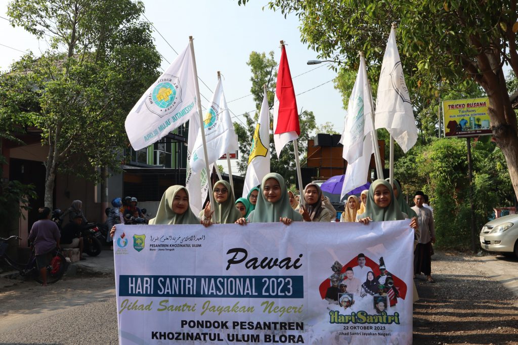 Dema Pers- Sunday (22 October 2023) Thousands of students from the Khozinatul Ulum Foundation Blora Family held a student parade to commemorate National Santri Day. At this parade, all students from various institutions under the auspices of the Khozinatul Ulum Foundation participated in the parade along Jalan Iskandar until they returned to the Khozinatul Ulum Islamic boarding school in Blora. Along the parade route, The people of Blora seemed enthusiastic about watching the performance of the students, The MI Khozinatul Ulum Marching Band, which performed several songs, seemed able to entertain the people watching the parade. Starting from formal education consisting of MI Khozinatul Ulum, MTs Khozinatul Ulum, Al Mubarok IP Middle School, MA Khozinatul Ulum, and IAI Khozinatul Ulum. Besides that, Participants from non-formal educational institutions such as Madin-Madin and other institutions, such as BMT Al Barokah and Toko Menara also did not fail to take part in celebrating this santri day. Sebelum pawai hari santri di mulai ada juga Apel persiapan pemberangkatan pawai Ta'aruf. kh. Muharor Ali as the caretaker of the Blora Kbozinatul Ulum Foundation advised the Khozinatul Ulum students to be serious about reciting and studying.. So that in the future the knowledge gained can become useful provisions in the future. “You have to take this education seriously, study, Study, penance, God willing, what you aspire to will be beneficial for the nation and the country, God willing it will be achieved,“Pesan kh muharor ali”. According to him, The students can become anything in order to contribute to the progress of this nation. In Blora Regency, Many students have taken a role in supporting regional development. The students contribute with various professions and skills, starting from doctors, guru, trader, and others. Even, Islamic boarding school students can become regional heads to state leaders. Like the Regent of Blora, Arief Rohman, who is a student who now serves as regional head in Blora Regency. “Students can play any role, someone becomes President, someone became Vice President, someone became governor, became Deputy Governor, and someone became regent, some are traders and so on, This indicates that the students are cool, we must be proud as students," said Kh. Muharor Ali in front of the students of the Khozinatul Ulum Blora Islamic Boarding School. They are grateful, that President Joko Widodo through Presidential Decree Number 22 Year 2015 has set a date 22 October is Santri Day. Where is the determination 22 October refers to the outbreak of the Jihad Resolution which contains the fatwa of the obligation to wage jihad in order to defend Indonesia's independence. The rally then closed with a joint prayer led by KH. Muharror Ali. It doesn't stop there, After the student carnival, all participants received raffle coupons with various attractive door prizes such as bicycles, gas stove, washing machine, and many other consolation prizes. The enthusiastic participants were very happy with this activity, Many of our students won door prizes, Hopefully this door prize can be useful for our students at the Islamic boarding school. " Said one of Madin's teachers. Information: Yusron Ridho Nurfatoni