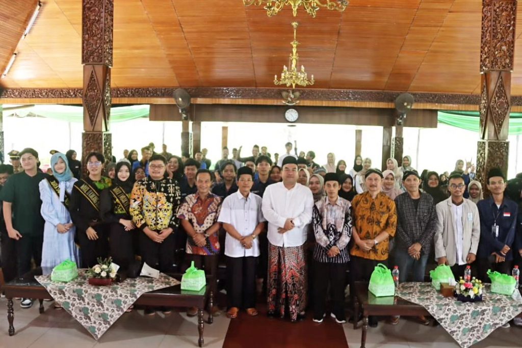 IAIKUPers- Monday (15 April 2024) Representative of Dema Manager IAI Khozinatul Ulum Blora attended the Halal Bi Halal event held by KAMABA (Blora Student Family) Yogyakarta at the Blora Regent's Hall. In the speech of Chief KAMABA, Muhammad Khoirul Anam mengucapkan "Minal a'idin wal faizin walfaizin dan terimakasih sebesar-besarnya kepada hadirin yang telah meluangkan waktunya untuk datang di acara ini", The hope is that this halal bi halal activity can become an opportunity to strengthen ties of friendship and brotherhood and forgive each other.. Thank God KAMABA Yogyakarta was able to hold halal bi halal specifically for students with the ranks of Forkopimda Blora Regency, It is hoped that activities like this can become an annual agenda. In a talk show guided by a moderator, The three speakers conveyed several different topics. The talk show opened with a presentation of the direction of tourism development in Blora Regency by the Head of the Culture Service, Sports and Tourism, Iwan Setiyarso, S. Sos, M.Si, direction of tourism development in Blora Regency, that tourism in Blora has met its objectives, target, strategies and policies based on the Blora Regency RPJMP. "It can be seen that access in Blora is open starting from the bus terminal, train station, Cepu management access, toll road, but we are still waiting for the Rembang - Blora toll road access. Likewise, tourist villages in Blora have become invaded, such as in Sambongrejo Village, Bangsri Village, Visitation, Bangowan. Considering that Blora has access and tourist villages, it is planned that the Tourism and Culture Office will hold an election for Kakang Mbakyu, Blora Regency Tourism Ambassador, which will be held in April/June. 2024 coming" he said. Drs. Nugroho Budi Utomo M,M as a puppeteer and cultural expert added that there is a way to increase the interest and talent of young people to love or preserve culture in Blora, by studying culture we can use studying art as an important provision in life experiences, through art we can express ourselves, train our intellect, make it a means of entertainment and a means of learning. The key is to recognize culture from an early age, Our culture will not disappear if we want to continue learning and practicing. Yunus Bahtiar Rifa'i, S.Ag. M,And, Director of LPAW Blora and Chair of PCNU Blora, revealed that talking about tourism, culture, and people remember that through this event it is hoped that students can preserve culture and tourism, especially in Blora Regency, Even if possible, students can become perpetrators, as a small example, otherwise than we create a beautiful narrative, Maybe Samin's destination in Blora Regency can be known to tourists from outside, Therefore, students are highly expected to be able to provide arguments in getting to know Blora culture. The presentation of material by the three resource persons was responded to very enthusiastically by the audience who came, seen from those who asked questions to the sources. Information: Yusron Ridho Nurfatoni