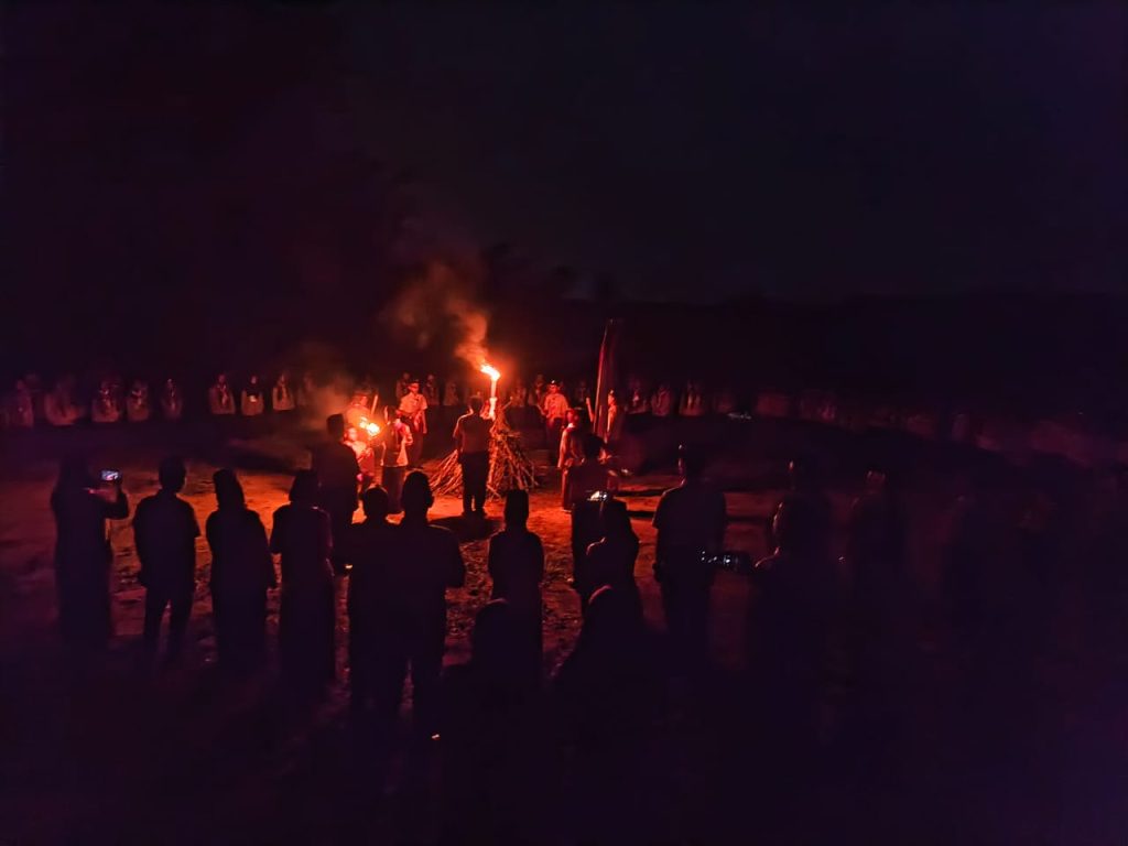 IAIKUPers - Sabtu malam (15 Juni 2024 ) merupakan malam api unggun dari rangkaian kegiatan Kursus Pembina Pramuka Mahir Tingkat Dasar (KMD) di kampus IAI Khozinatul Ulum Blora. Sebelum api unggun menyala, para peserta yang bertugas menyalakan api, membacakan Dasa Darma Pramuka secara berurutan. Api unggun dinyalakan sekitar pukul 20.00 Wib. di Lapangan Bumi Perkemahan,Desa Langitan, kecamatan Tunjungan, kabupaten Blora. Arti api unggun menurut kak Sutarno salah satu pembina dari kegiatan ini, “Api unggun adalah penerangan, agar para peserta mengetahui makna pramuka butuh pengabdian dan juga sebagai media untuk menunjukkan kreativitas,” ucapnya. "Laksana api yang berkobar, semangat kita tidak boleh luntur. Kita harus senantiasa bersemangat dalam menghadapi berbagai masalah.” tutupnya. Antusiasme peserta kursus Mahir Tingkat Dasar (KMD) ketika upacara api unggun .Seluruh peserta membentuk angkare atau melingkar dan mengikuti Upacara prosesi Api Unggun dengan khidmat. Pawarta: Yusron Ridho Nurfatoni