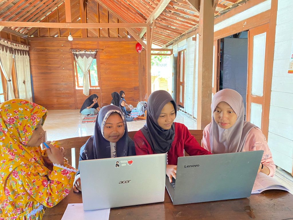 IAIKUPers- Senin (8 Juli 2024) Mengingat masih Liburan sekolah Mahasiswa Kuliah Kerja Nyata (KKN) IAI Khozinatul Ulum Blora melakukan kegiatan bimbingan belajar ( BIMBEL) dan Les Komputer untuk anak- anak di Posko KKN yang terletak di Desa Temulus, Kecamatan Randublatung, Kabupaten Blora. Kegiatan bimbingan ini sendiri rutin dilaksanakan setiap Senin - Minggu setiap pagi hari mulai pukul 09.00 - 10.00. diikuti oleh siswa SD dan anak-anak di sekitar Desa Temulus khususnya. Dalam kegiatan les Bimbingan Belajar ( Belajar) anak - anak kita buat kelompok, kita ajarkan membaca maupun berhitung bagi anak Taman Kanak-kanak (TK) yang akan Masuk Sekolah Dasar ( SD) dan untuk anak Sekolah Dasar ( SD) kelas 2 -3 kita ajarkan materi umum. Anak kelas 4 kita ajarkan Ilmu matematika seperti perkalian bersusun dan pembagian. Sedangkan untuk Anak SMP dan SMA,kita mengajarkan mereka,cara menggunakan komputer, mulai dari hal-hal yang basic dulu seperti menyalakan atau mematikan dan dasar - dasar Microsoft word . Ketua kelompok, Dewi lestari mengatakan" Tujuan adanya bimbel sebagai wadah untuk belajar mengajar, yang kedua karna saat ini masih libur sekolah jadi anak-anak di pagi hari tidak ada kegiatan maka dari itu kita isi dengan kegiatan yang positif yaitu bimbel dan les komputer."tuturnya." Pawarta: Yusron Ridho Nurfatoni