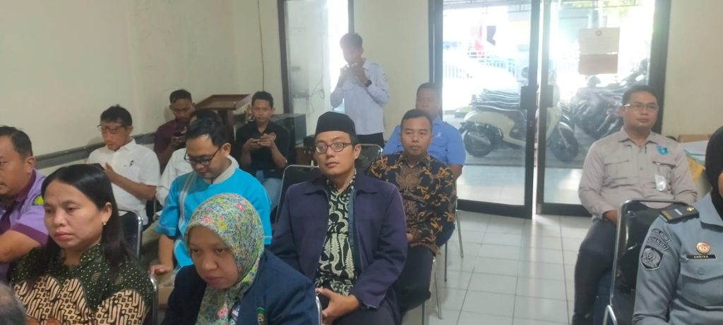 IAIKuPers- Rabu (10 Juli 2024), Mewakili Rektor IAI Khozinatul Ulum Blora, Sekertaris Prodi Ekonomi Syari'ah IAI Khozinatul Ulum Blora, Muhammad Zainal Abidin M.Pd. Menghadiri Rapat Koordinasi dengan Stakeholder dalam Rangka Pembentukan Tempat Pemungutan Suara (TPS) di Lokasi Khusus untuk Pemilihan Gubernur dan Wakil Gubernur, serta Bupati dan Wakil Bupati Tahun 2024. di ruang pertemuan KPU Kabupaten Blora. Rapat ini dihadiri oleh Stakeholder di kabupaten Blora antara lain berasal dari unsur kampus, Pondok pesantren, Rutan Blora dan rumah sakit. Kehadiran berbagai pihak ini menunjukkan komitmen bersama untuk mensukseskan pemilihan yang adil dan inklusif. Acara dimulai dengan pembukaan, dalam sambutannya Ketua KPU Kabupaten Blora, Widi Nurintan Ari Kurnianto, mengatakan, "rapat koordinasi ini adalah dalam rangka melanjutkan agenda penyusunan daftar pemilih di lokasi khusus pada penyelenggaraan pilkada tahun 2024," ungkapnya. Dilanjutkan dengan Pemaparan oleh Heni Rina Minarti selaku Kepala Divisi Rencana Data dan Informasi, "terkait rencana pengajuan usulan TPS di lokasi khusus ini dengan batas akhir pada tanggal 15 Juli mendatang." tuturnya. Heni dalam paparannya juga menjelaskan tentang TPS di lokasi khusus ini mencakup berbagai aspek teknis dan prosedural yang diperlukan untuk mendirikan TPS di tempat-tempat khusus. Pemaparan ini memberikan gambaran menyeluruh tentang pentingnya keterlibatan semua pihak dalam mewujudkan pemilihan yang transparan dan akuntabel, tentunya pengusul harus bisa memfasilitasi mulai dari daftar pemilih, kesiapan lokasi, fasilitas prasarana, SDM, dan komunikasi. Dalam pernyataannya, M. Zainal Abidin M.Pd., Sekretaris Prodi Ekonomi Syariah yang mewakili IAI KHOZINATUL ULUM BLORA saat ditemui tim redaksi iaikhozin.ac.id mengatakan "bahwa hasil rapat koordinasi ini akan kami sampaikan kepada pimpinan IAI KHOZINATUL ULUM BLORA untuk kemudian kami akan bersurat kepada KPU kabupaten Blora terkait dengan keputusan yang akan diambil oleh IAI KHOZINATUL ULUM BLORA tentang usulan TPS lokasi khusus." Pungkasnya. Pawarta : Yusron Ridho Nurfatoni Editor : M. Zainal Abidin