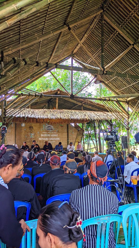 IAIKUPers- Direktorat Kepercayaan Terhadap Tuhan YME dan Masyarakat Adat, Kemendikbudristek RI bekerjasama dengan Pemerintah Kabupaten Blora mengadakan Festival Budaya Spiritual selama 3 hari, yaitu tanggal 8-9 Juli 2024. Pada hari pertama dibuka dengan pagelaran seni dan pertunjukan rakyat dilaksanakan di Alun-alun Blora. Hari kedua diisi dengan sarasehan budaya dengan tema 'Ajaran Samin dan Relevansinya di Era Kekinian' bertempat di Pendopo Bupati Blora, dan malam harinya Pentas Teater Sangkan Paran Dumadi bertempat di Tirtonadi Reborn Blora. Hari ketiga sekaligus hari terakhir diisi dengan Rembug Sedulur Sikep 'Ngukuhi Wonge Nutugno Babadane' di Pendopo Pengayoman Ploso Kediren, Randublatung, Blora. Kemudian malamnya dilanjutkan dengan prosesi Mapag Mbah Suro pada pulul 23.30 sampai selesai. "Acara sore hari ini dihadiri oleh para pemerintah daerah Kabupaten Blora, Kabupaten Rembang, Kabupaten Bojonegoro, dan Kabupaten Grobogan, Kabupaten Pati, dan Kabupaten Kudus dengan tujuan masyarakat tahu sebagaimana komitmen pemerintah untuk melaksanakan kegiatan budaya yang harus dilestarikan." Ucap Dalhar Muhammadun selaku tokoh budayawan Blora. Acara hari ketiga ini dihadiri pula oleh beberapa mahasiswa IAI Khozinatul Ulum, yaitu Luthfia Ainun Ni'mah, Bilqis Saylirohmah, Afida Nurlaili, Rohmad Sofyan Ali, dan M Amirul Huda agar turut serta mengetahui komitmen pemerintah Kabupaten Blora terhadap budaya-budaya Kabupaten Blora agar tetap lestari, terutama ajaran sedulur sikep yang diajar dan dibawakan oleh Mbah Samin Surosentiko. "Saya bangga terhadap sinergi antara Direktorat Kepercayaan Terhadap Tuhan YME dan Masyarakat Adat dengan Pemerintah Kabupaten Blora yang mengadakan rembug sedulur sikep yang mendapatkan apresiasi dari pemerintah Kabupaten sekitar, yaitu menandakan bahwa ajaran sedulur sikep memang harus benar-benar dilestarikan." Ucap Bilqis mahasiswi IAI Khozinatul Ulum yang menyempatkan hadir di rembugan tadi. Pewarta: Luthfia Ainun Ni'mah