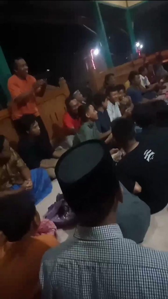 IAIKUPers-Selasa, 09 Juli 2024 Mahasiswa KKN IAI Khozinatul Ulum Blora. Ikut berpartisipasi dalam acara hajatan menyambut Tahun Baru Hijriyah. di Desa Jati, Kecamatan Jati, Kabupaten Blora. "Mahasiswa KKN dan masyarakat Dukuh Jati dengan penuh kegembiraan dan kebersamaan untuk merayakan pergantian tahun baru dalam kalender Islam." Ujar khoirul Amri Mahasiswa KKN". "Mereka meyakini bahwa pada bulan Muharram ini Allah menurunkan bala' maka dari itu masyarakat sekitar mengadakan doa bersama yang dinamakan tolak balak. " tandasnya. " Tepat pukul 18.00 WIB acara dimulai dengan doa. Masyarakat berdoa untuk mendapatkan berkah dan rahmat Allah SWT di tahun yang baru ini. dilanjutkan dengan ceramah singkat tentang makna dan pentingnya tahun baru hijriyah. Pada kesempatan ini, masyarakat juga menyampaikan harapan dan doa untuk kebaikan, kemakmuran bagi seluruh umat Islam di seluruh dunia. Semua kegiatan dilaksanakan dengan tertib dalam suasana kekeluargaan yang hangat. Pawarta:Yusron Ridho Nurfatoni.