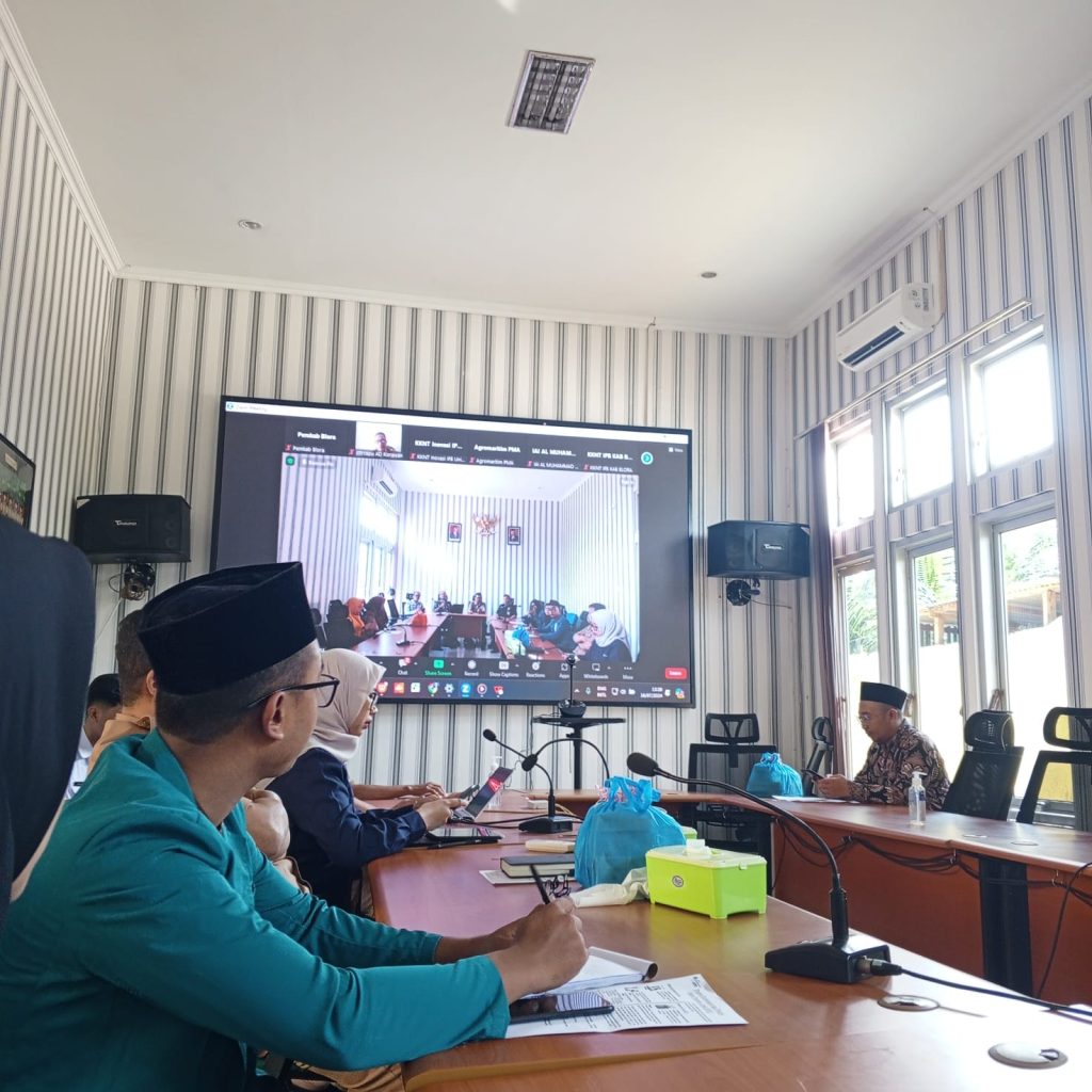 IAIKUPers- Selasa (16 Juli 2024) Wakil Rektor III Ahmad Saiful Rizal M, Pd.,Kepala LPPM Zaimul Asroor, S, Th.I, M.Ag. dan Perwakilan Mahasiswa IAI Khozinatul Ulum Blora menghadiri acara Sosialisasi BPJS Ketenagakerjaan di Ruang Rapat Bappeda Lt.1. Kepala Bappeda Kab.Blora, A.Mahbub Djunaedi, S, Pd., M, Si. menyambut baik dan mendukung program BPJS Ketenagakerjaan untuk memberikan perlindungan kepada para siswa maupun Mahasiswa saat melaksanakan praktik kerja lapangan.Sehingga pada saat siswa maupun Mahasiswa mulai turun magang, mereka sudah aman dilindungi program jaminan sosial ketenagakerjaan. "Program jaminan sosial ketenagakerjaan ini sangat penting bagi siswa magang, karena risiko bisa terjadi kapan saja. Agar siswa terlindung makanya mereka kami daftarkan jadi peserta BPJS Ketenagakerjaan dan kerja sama ini sudah berlangsung selama dua tahun," kata Kepala Bappeda Kab.Blora. Kepala Kantor BPJS Ketenagakerjaan Cabang Blora, Agus Suyono menjelaskan siswa maupun Mahasiswa magang penting mendapatkan perlindungan karena mereka juga memiliki risiko yang sama dengan tenaga kerja ketika melakukan pekerjaan di tempat praktiknya. Tahun ini sebanyak ratusan Siswa maupun Mahasiswa Kab.Blora yang telah dilindungi program BPJS Ketenagakerjaan. Mereka didaftarkan dalam program Jaminan Kecelakaan Kerja (JKK) dan program Jaminan Kematian (JKM)," kata kepala Kantor BPJS,Selasa (16 Juli). Dengan telah terdaftarnya para siswa magang ini di BPJS Ketenagakerjaan, lanjutnya,mereka telah dilindungi mulai dari perjalanan menuju perusahaan tempat magang atau di tempat magang sampai kembali lagi ke rumah, akan dicover oleh BPJS Ketenagakerjaan. "Mereka akan mendapatkan perawatan tanpa batas biaya hingga sembuh. Kami berharap seluruh SMK/SMA dan Perguruan Tinggi di wilayah Kabupaten Blora mendaftarkan para siswa maupun Mahasiswa magang ke Program Jaminan Sosial Ketenagakerjaan (Jamsostek) sebelum dikirim ke tempat pelaksanaan praktik kerja lapangan atau magang," katanya. Di kesempatan yang sama,Joko Handosono.S, Kom.mengatakan" bahwa perlindungan siswa maupun Mahasiswa magang ini sesuai dengan Peraturan Menteri Tenaga Kerja Nomor 5 Tahun 2021 yang mewajibkan mahasiswa dan pelajar magang menjadi peserta BPJS Ketenagakerjaan untuk mendapatkan perlindungan terhadap kecelakaan kerja dan kematian."tuturnya ". "Dengan dua program perlindungan yang iurannya hanya Rp16.800 per bulan, kata Joko Handosono, jika siswa magang mengalami kecelakaan kerja mulai dari berangkat magang, sedang magang bahkan ketika pulang magang, maka seluruh biaya pengobatan rumah sakit ditanggung penuh oleh BPJS Ketenagakerjaan."lanjutnya." terakhir Joko Handosono.S, Kom. menambahkan apabila peserta meninggal dunia bukan karena kecelakaan kerja maka santunan untuk ahli warisnya sebesar Rp42 juta."tutupnya." Dalam pernyataannya, Salah Satu Mahasiswa yang mewakili IAI KHOZINATUL ULUM BLORA saat ditemui tim redaksi iaikhozin.ac.id mengatakan dengan mengikuti acara sosialisasi ini, kami sangat setuju dengan adanya Program BPJS karena bisa meringankan beban masyarakat untuk berobat tentunya "tuturnya." "Hal itu diharapkan menjadi salah satu faktor yang menguntungkan bagi para penerima jaminan beserta keluarga," tutupnya ". Pawarta: Yusron Ridho Nurfatoni