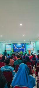 IAIKuPers- Sabtu (20 Juli 2024) perwakilan delegasi HMPS PAI IAI Khozinatul Ulum Blora hadir dalam kegiatan Seminar Nasional bertema "Meningkatkan Kualitas Kredibilitas dan Profesionalitas Lulusan PAI". di Sekolah Tinggi Agama Islam ( STAI) Pati.   Turut hadir ratusan mahasiswa dari berbagai Perguruan Tinggi di Jawa Tengah. Mereka membahas nasib  jurusan Pendidikan Agama Islam (PAI) di masa mendatang. 
   Ketua Persatuan Guru Swasta Indonesia (PGSI) Jawa Tengah,Muh Zen, Menjadi Pemateri dalam seminar tersebut. Ia berkesempatan memberikan arahan kepada para calon sarjana Pendidikan Agama Islam ini agar lebih profesional dan semakin berkualitas. 
  "Ini rutin, Mereka keliling ke kampus-kampus. Mereka mengkaji soal perkembangan materi pembelajaran PAI untuk mahasiswa".Kata Muh Zen. 
  Ia menjelaskan, ratusan mahasiswa dari 15 Perguruan tinggi ini berkumpul untuk bertukar pikiran. Yaitu, membahas bagaimana arah mereka ke depan untuk menjadi lulusan PAI profesional. 
    "Ini Juga untuk melihat pandangan mahasiswa bahwa PAI menjadi salah satu jurusan yang sangat penting untuk meningkatkan mutu pendidikan"Jelas Muh. Zen
   Berbagai kebijakan pemerintah tentang pendidikan pun menjadi perbincangan dalam forum tersebut. Pihaknya tidak ingin para lulusan PAI Menjadi korban kebijakan pemerintah yang tidak memihak. 
   "Mereka juga tidak elergi dengan isu tentang kebijakan pendidikan. Ini penting, mereka harus mengerti kebijakan pemerintah.jangan sampai mereka menjadi korban kebijakan yang tidak pro kepada guru."ucap dia. 
   Pria yang merupakan Anggota Komisi E DPRD Jateng ini berharap, jurusan PAI tidak dipandang sebelah mata oleh masyarakat. Menurut dia, PAI juga mempunyai peran sama dengan jurusan yang lainnya yang dinilai lebih mentereng. 
   "Jurusan PAI saya rasa juga mempunyai peran untuk memajukan bangsa. Tidak boleh diremehkan kualitasnya.di pandang sebelah mata. Kita mempunyai mutu sendiri." tandas Muh Zen. 

   Di kesempatan yang sama Pasca menghadiri acara tersebut, Ahmad bagus ajidin berharap " Kedepannya HMPS PAI IAI Khozinatul Ulum lebih baik dan lebih berkembang kedepanya dan bisa melahirkan lulusan PAI yang berkualitas, ber kredibilitas, dan profesionalitas yang tidak kalah saing dengan lulusan PAI dari kampus lainya di Jawa Tengah. " tanggap mahasiswa PAI."

Pawarta: Yusron Ridho Nurfatoni
   