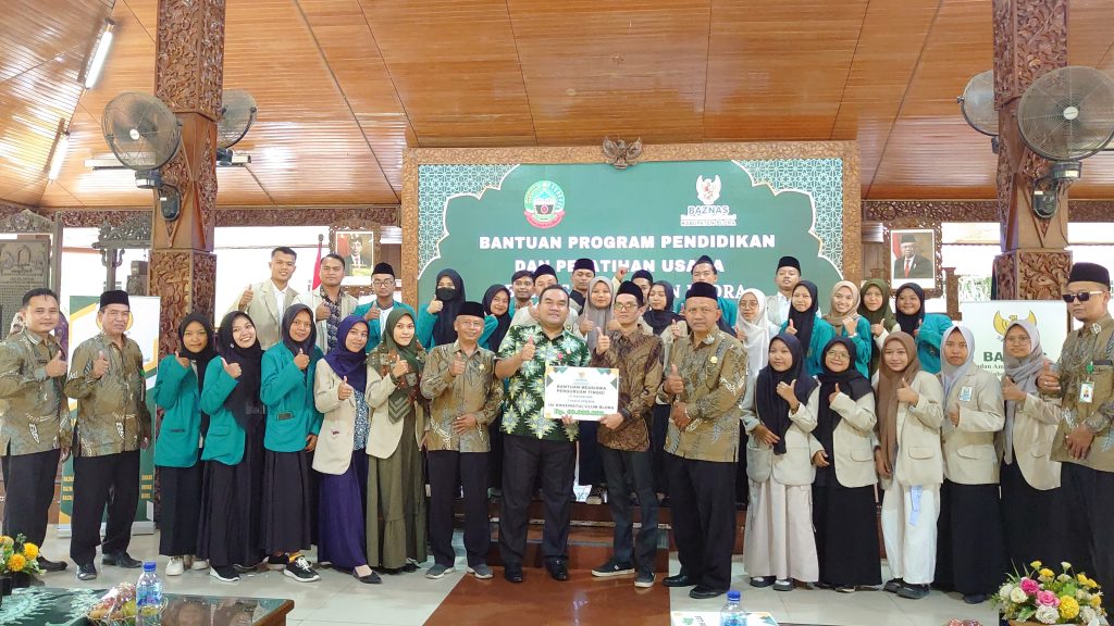 IAIKUPers- Kamis (25 Juli 2024)Sebanyak 35 Mahasiswa IAI Khozinatul Ulum menerima beasiswa dari Badan Amil Zakat Nasional (Baznas) kabupaten Blora. Penyerahan beasiswa ini merupakan langkah penting dalam upaya mendorong pengembangan pendidikan tinggi di Indonesia, khususnya di wilayah kabupaten Blora. Acara penyerahan beasiswa ini berlangsung meriah di Rumah Dinas Pendopo dengan dihadiri oleh Bupati Blora, Ketua Baznas serta Jajarannya, Rektor atau yang mewakili dan Mahasiswa penerima beasiswa dari kampus IAI Khozinatul Ulum Blora, IAI Al- Muhammad Cepu, STTR Cepu dan STAI Muhamadiyah Blora. Kehadiran Baznas Blora dalam acara ini menunjukkan komitmen Baznas untuk mendukung pendidikan di Indonesia melalui pemberian beasiswa kepada mahasiswa Kurang mampu, khususnya di perguruan tinggi kabupaten Blora. Dalam sambutannya Bupati Blora,H. Arief Rohman, S.IP., M.Si. mengucapkan terima kasih kepada Baznas Blora atas kontribusi besar dalam mendukung pendidikan tinggi. “Beasiswa ini sangat membantu mahasiswa dalam mengejar impian mereka untuk meraih pendidikan tinggi yang berkualitas,” ujar Bupati Blora. " Hal ini, imbuhnya, merupakan kesempatan luar biasa bagi mahasiswa karena diberikan kepercayaan dan mandat oleh Baznas Blora untuk menerima beasiswa. Di kesempatan yang sama, Ketua BAZNAS Kabupaten Blora H. Sutaat, S.Pd.mengatakan" Baznas Blora berkomitmen penuh untuk memberikan program bermanfaat baik yang bersifat konsumtif maupun produktif. “Beasiswa ini merupakan satu dari beberapa program konsumtif yang telah lama Baznas Blora jalankan,” paparnya. Salah seorang mahasiswa penerima beasiswa, mengungkapkan rasa terima kasihnya atas pemberian beasiswa Baznas Blora. “Saya sangat bersyukur atas beasiswa ini. Ini akan membantu saya menyelesaikan kuliah tanpa harus khawatir tentang masalah keuangan,” ujar salah satu mahasiswa penerima beasiswa ". IAI Khozinatul Ulum dan Baznas Blora berkomitmen untuk terus mendukung pendidikan tinggi dmelalui program-program beasiswa seperti ini. Dengan bantuan dari organisasi seperti Baznas Blora, semakin banyak generasi muda yang dapat mengakses pendidikan tinggi berkualitas dan berkontribusi positif pada pembangunan negara. Penyerahan beasiswa ini tidak hanya merupakan dorongan bagi mahasiswa IAI Khozinatul Ulum Blora yang beruntung, tetapi juga merupakan langkah penting dalam mewujudkan akses pendidikan yang lebih baik di Indonesia. Pawarta: Yusron Ridho Nurfatoni