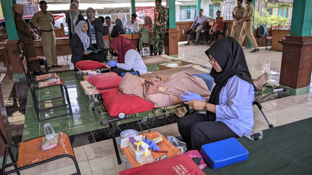 IAIKUPers- Pasca Mengadakan Seminar Pukul 11.00 WIB, Kelompok 2 Kuliah Kerja Nyata ( KKN) Mahasiswa IAI Khozinatul Menggelar Donor Darah bersama Palang Merah Indonesia (PMI) di Desa Jati,Kecamatan Jati ,Kabupaten Blora, Senin (29 Juli 2024). Tujuan kegiatan ini adalah untuk membantu memenuhi kebutuhan darah di rumah sakit dan puskesmas setempat. Donor darah ini melibatkan beberapa warga Desa Jati, terutama mahasiswa kelompok 2,Desa Jati yang diketuai oleh Khoirul Amri. Menurut Khoirul Amri, Donor darah ini merupakan salah satu program unggulan dari Mahasiswa KKN pada kesempatan ini bekerja sama dengan Palang Merah Indonesia ( PMI) Kabupaten Blora. Menurut Khoirul Amri, ada Sekitar 20 pendonor turut serta dalam kegiatan ini diantaranya Mahasiswa KKN, Perangkat Desa dan Masyarakat sekitar mereka sangat antusias. Sehingga petugas PMI memastikan proses donor berjalan dengan aman dan nyaman. Kegiatan donor darah ini mendapat respon baik dan dukungan luar biasa dari masyarakat beserta perangkat desa jeruk. Antusiasme dan semangat terlihat jelas saat kegiatan dilangsungkan bersama Palang Merah Indonesia (PMI) Kabupaten Blora. Melalui kegiatan donor darah ini, dapat meningkatkan kesadaran masyarakat akan pentingnya donor darah serta membangun kepedulian sosial. "Saya sangat senang dengan diadakannya kegiatan donor darah. Kegiatan ini dapat menyadarkan masyarakat akan pentingnya mendonorkan darahnya demi membangun kepedulian sosial.tentunya dapat menjadi contoh positif dan menginspirasi di masa mendatang dalam membuat kegiatan serupa."Ungkap Mahasiswa KKN Kelompok 2 Desa Jati. Pawarta: Yusron Ridho Nurfatoni