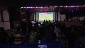 IAIKUPers- Senin (29 Juli 2024) Kelompok 9 Kuliah Kerja Nyata (KKN) IAI Khozinatul Ulum Blora mengadakan Nonton Bareng (Nobar) timnas Indonesia Piala AFF U-19 bersama masyarakat di Balai Desa Jegong, Kecamatan Jati, Kabupaten Blora. Tujuan kegiatan ini adalah untuk mendekatkan mahasiswa KKN dengan masyarakat sekitar agar bisa menciptakan suasana yang lebih akrab dan harmonis. Nonton Bareng ( Nobar) ini melibatkan beberapa masyarakat, Karang Taruna, Pemuda Desa Jegong terutama Mahasiswa KKN kelompok 9 yang di ketuai oleh Salma Nabila. Menurut Agus Aji, Kegiatan ini dilaksanakan untuk membangun kesadaran dan solidaritas diantara warga,terutama dalam mendukung tim kesayangan mereka. "Walaupun kegiatan ini tidak termasuk program kerja kami, melihat antusias lapisan masyarakat desa jagong yang begitu hobi terhadap bola bahkan ada pemuda desa yang tergabung dalam tim GAUNG FC ( Komunitas Sepak Bola Desa Jati) Maka dari itu malam ini kami adakan Nobar Bersama"Jelas Agus Aji. Nonton Bareng ini mendapat respon positif dan dukungan luar biasa dari masyarakat dan Sekertaris Desa. Antusiasme dan semangat masyarakat terlihat jelas saat kegiatan dilangsungkan, mengingat di malam hari ini adalah moment Final Piala AFF timnas U-19, dimana timnas Indonesia bertemu dengan timnas Thailand. Dengan diadakannya Nonton bareng ini diharapkan masyarakat Jegong kedepannya bisa mempererat rasa kekeluargaan maupun kekompakan di masyarakat,tentunya bisa menambah semangat pemuda desa jegong yang hobi dengan sepak bola agar lebih giat dalam berlatih supaya tim Gaung FC bisa di kenal seluruh penjuru Blora maupun sekitarnya. "Saya sangat senang dengan diadakannya kegiatan Nonton Bareng ini.karena bisa menghibur masyarakat serta menarik minat mereka untuk terlibat dalam program kegiatan KKN kami".Ungkap Agus Aji, Mahasiswa KKN Desa Jegong. Pawarta: Yusron Ridho Nurfatoni