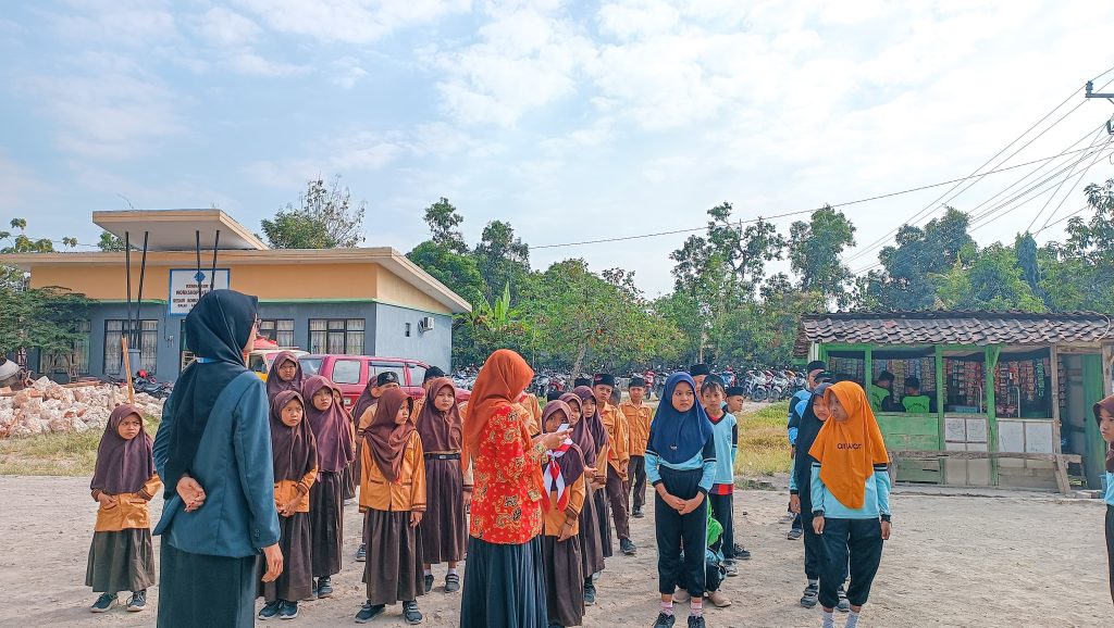 IAIKUPers-Jumat (26 Juli 2024) kelompok 2 Kuliah Kerja Nyata (KKN) IAI Khozinatul Ulum Blora melatih kegiatan kepramukaan di MI Tarbiyatul Islamiyah Dukuh Bentengan, Desa Jati, Kecamatan Jati. Tujuan diadakannya kegiatan ini, tentunya untuk memperkenalkan dan meningkatkan ketrampilan dasar kepramukaan kepada siswa-siswa MI Tarbiyatul Islamiyah. Kegiatan kepramukaan ini melibatkan beberapa Guru beserta siswa-siswa MI Tarbiyatul Islamiyah,terutama Mahasiswa KKN kelompok 2 yang diketuai oleh Khoirul Amri. Menurut Ainur Rohman, kegiatan kepramukaan ini kami rancang untuk memperkenalkan dasar dan ketrampilan dalam kepramukaan kepada siswa-siswa MI Tarbiyatul Islamiyah mulai dari materi dasar dan praktik baris -berbaris (PBB). "Kegiatan ini melibatkan beberapa Guru beserta siswa-siswa MI Tarbiyatul Islamiyah. di kesempatan ini kami melatih kepramukaan mulai dari materi dasar dan praktik baris - berbaris."Jelas Ainur. Kegiatan kepramukaan ini mendapat respon positif dan dukungan yang luar biasa dari Guru serta siswa MI Tarbiyatul Islamiyah dan pihak sekolah tentunya. Antusiasme dan semangat siswa-siswa terlihat jelas saat kegiatan dilangsungkan bersama Mahasiswa Kelompok 2 KKN IAI Khozinatul Ulum. Dengan diadakannya kegiatan ini, diharapkan dapat memberikan pengalaman berharga bagi anak-anak dalam hal ketrampilan dan semangat bersama.Mengingat melalui melatih kepramukaan ini merupakan upaya kami untuk membangun hubungan yang lebih baik dengan masyarakat sekitar. " Saya sangat senang dengan di adakan kegiatan ini, melalui kegiatan kepramukaan ini sangat membantu membantu MI Tarbiyatul Islamiyah, khususnya untuk anak-anak dapat memahami materi dasar kepramukaan dan bisa praktik baris-berbaris (PBB) secara langsung.mengingat sebentar lagi mau ada kegiatan lomba gerak jalan dan kemah tingkat kecamatan. Semoga kedepannya siswa-siswa MI Tarbiyatul Islamiyah dapat lebih memahami nilai-nilai kepramukaan serta bisa menerapkannya dalam kehidupan sehari-hari mereka. "Ungkap Pihak MI Tarbiyatul Islamiyah. Pawarta: Yusron Ridho Nurfatoni