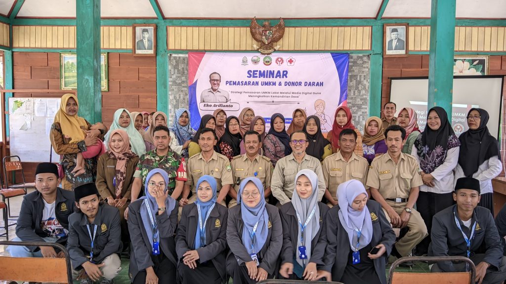 IAIKuPers- Senin (29 Juli 2024) Kelompok 2 Kuliah Kerja Nyata ( KKN) IAI Khozinatul Ulum Blora mengadakan seminar bersama Dewan Kerajinan Nasional Daerah (Dekranasda) di Balai Desa Jati,Kecamatan Jati, Kabupaten Blora dengan mengangkat tema "Strategi Pemasaran UMKM Lokal Melalui Media Digital Guna Meningkatkan Kemandirian Desa". Tujuan kegiatan ini adalah untuk meningkatkan pengetahuan dan keterampilan para pelaku UMKM kepada masyarakat Desa Jati dalam memanfaatkan teknologi digital serta membantu mereka untuk lebih mandiri secara ekonomi. Seminar ini melibatkan beberapa perangkat serta Warga Desa Jati, terutama mahasiswa KKN Kelompok 2,Desa Jati yang diketuai oleh Khoirul Amri. Menurut Khoirul Amri dalam seminar ini mahasiswa KKN berperan sebagai fasilator dalam membantu mempersiapkan dan menjalankan seminar serta berinteraksi langsung dengan peserta. Dalam seminar ini, Narasumber Eko Arifianto,Dekranasda Blora memaparkan berbagai strategi dan teknik pemasaran digital yang dapat diterapkan oleh pelaku UMKM lokal. Materi yang disampaikan mencakup penggunaan media sosial, pembuatan konten yang menarik, dan teknik pemasaran berbasis digital lainnya. Peserta juga diajak untuk berdiskusi dan bertanya mengenai tantangan yang mereka hadapi dalam pemasaran digital. Seminar ini mendapat respon positif dan dukungan luar biasa dari masyarakat dan Perangkat Desa Jati. " Saya sangat mengapresiasi dengan adanya kegiatan seminar ini, kegiatan ini sangat membantu masyarakat desa Jati pada umumnya, semoga masyarakat dapat menekankan pentingnya peran teknologi dalam mengembangkan UMKM untuk mendukung kemandirian ekonomi desa."Ungkap Bapak Suwignyo, Sekertaris Desa Jati. Antusiasme dan semangat masyarakat terlihat jelas saat kegiatan dilangsungkan Bersama Dewan Kerajinan Nasional Daerah (Dekranasda). Dengan adanya seminar ini, diharapkan dapat memberikan dampak positif bagi pengembangan UMKM khususnya di desa Jati dan tentunya bisa mendorong pertumbuhan ekonomi lokal. Pawarta:Yusron Ridho Nurfatoni