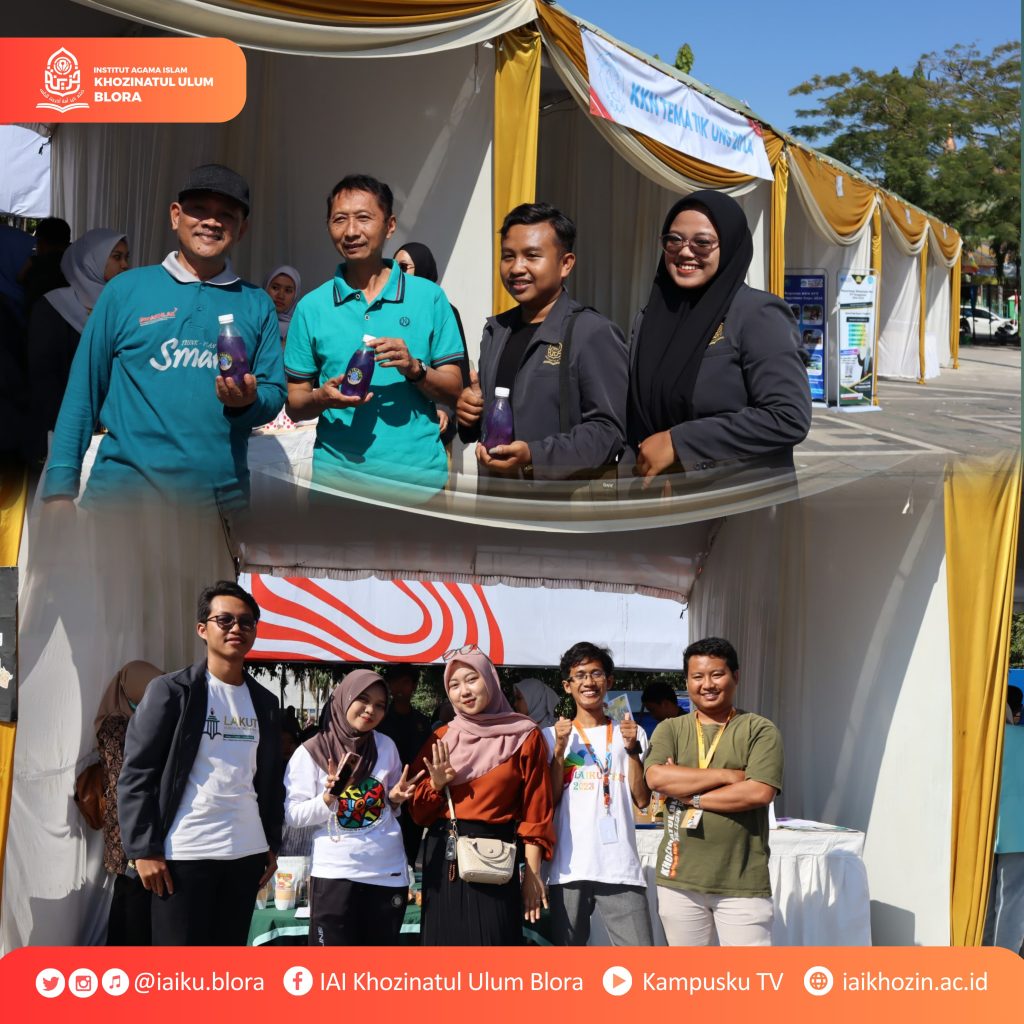 IAIKUPers- Kuliah Kerja Nyata Institut Agama Islam Khozinatul Ulum ikut memeriahkan stand expo di Alun-alun kota Blora, Jawa Tengah pada Minggu (18/8/2024). Dari Kampus Institut Agama Islam Khozinatul Ulum Blora yang mengikuti acara ini, ada sebanyak 8 posko KKN. Adapun rinciannya yaitu mahasiswa KKN Desa Kadengan, Desa Bekutuk, Desa Jeruk, Desa Tanggel, Desa Jegong, Desa Tlogotuwung, dan Desa Jati. Acara Gebyar UMKM berlangsung dari pukul 06.00 WIB pagi hingga 12.00 WIB. Diawali dengan Senam bersama dan dilanjutkan dengan pameran Produk beberapa Kampus yang melaksanakan KKN di Blora. Beberapa produk dari desa-desa binaan KKN IAI Khozinatul Ulum yang dipamerkan di Expo yakni ada Sirup Jeruk Gumeng dari desa Tanggel, Es Bunga Telang dari desa Bekutuk, Jamu Cabe Jawa dari desa Jegong, dan produk olahan herbal dari desa Kadengan. Koordinator kecamatan, Agus Chalim berterimakasih kepada teman-teman KKN Institut Agama Islam Khozinatul Ulum yang sudah menyempatkan waktu untuk berpartisipasi dalam kegiatan ini. “Alhamdulillah kali ini kita bisa meramaikan dan membawa nama baik IAI Khozinatul Ulum Blora di kancah kabupaten dan mengenalkan kampus di depan kampus-kampus besar lain yang kebetulan sedang KKN di Blora,” lanjut Chalim sapaan akrabnya. “Bupati Blora Arif Rohman turut hadir dan membeli hasil UMKM yang di sajikan oleh mahasiswa KKN dari beberapa Desa. Alhamdulillah, produk yang kita bawa dari berbagai desa binaan KKN terjual semua dan hanya tersisa beberapa saja” tandasnya. Turut hadir dalam acara ini Bapak A. Mahbub Djunaidi, S.Pd., M.Si selaku Kepala Badan Perencanaan Daerah (Bappeda) Blora. Akhir acara ini, dimeriahkan oleh berbagai pertunjukan, persembahan dari beberapa kampus yang sedang KKN di Blora, diantaranya musikalisasi puisi, tari tradisional, tari kreasi, dance, dan musik band. “Acara diakhiri dengan pertunjukan menyanyi dari STAI Muhammadiyah Blora dengan menari dan bernyanyi bersama” imbuhnya. Pawarta : Yusron Ridho Nurfatoni