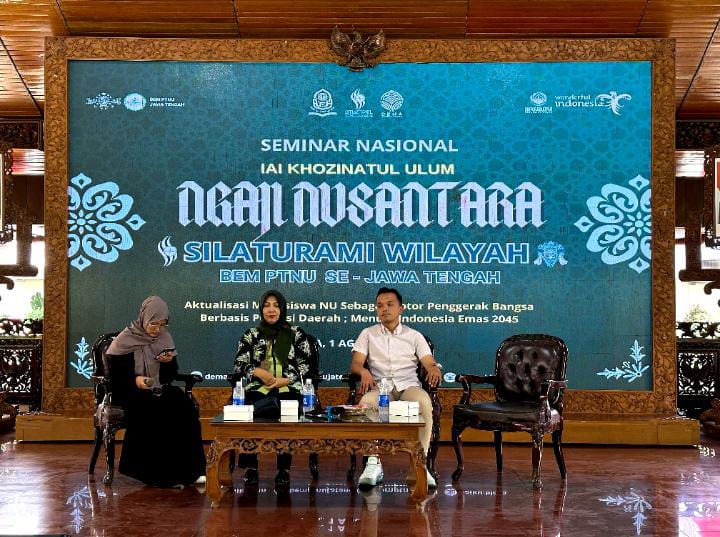 IAIKUPers-Sebuah acara penting di dunia pemuda dan pendidikan berlangsung pada hari Kamis, 1 Agustus 2024 di Rumah Dinas Bupati Kabupaten Blora. Acara ini merupakan upaya untuk membangun pemahaman yang lebih baik tentang pentingnya arah perkembangan pariwisata dan Faktor penghambat daya tarik wisatawan. Pariwisata adalah berbagai macam kegiatan wisata yang didukung oleh berbagai fasilitas serta layanan yang disediakan masyarakat, pengusaha dan Pemerintah setempat. pariwisata telah mengalami ekspansi dan diversifikasi berkelanjutan, dan menjadi salah satu sektor ekonomi yang terbesar dan tercepat pertumbuhannya di dunia. Kepala Bidang Pariwisata Dinporabudpar Blora, Yeti Romdonah, menjelaskan arah perkembangan pariwisata kabupaten Blora mengajak masyarakat untuk turut andil dalam memperkenalkan ikon wisata serta ikut melestarikan. " Di blora memiliki 8 rekomendasi wisata diantaranya Mc Eduparck Cepu, Heritage Train Zloco Tour Cepu, Noyo Gimbal View, kawasan wisata tempuran, Water Splash, Tunjungan Water Park, wisata banyu bening dan Goa terawang. Adapun Wisata religi diantaranya Sunan Pojok, Syekh Abdul khohar Tirtonatan, Makam Gendong Jati, dan Makam Mbah Janjang. Selain wisata kabupaten Blora juga terkenal atas kulinernya diantaranya Sate Ayam, Lontong Tahu, Lontong Opor Ngeloram, Soto kletuk, Pecel Pincuk Godong Jati, dan kopi santen Jepangrejo."tutur Kepala Bidang Pariwisata Dinporabudpar Blora, Yeti Romdonah, Dengan adanya objek wisata dan kuliner, saya harap dari mahasiswa yang hadir pada kesempatan ini, bisa membantu kami untuk memajukan pariwisata dengan cara berkolaborasi. berkolaborasi pariwisata tidak melulu dengan alam, tapi bisa memperkenalkan dengan cara mempromosikan wisata dengan membuat paket-paket objek wisata."tutupnya." Gagalis Setiawan, Aktivis Nahdlatul Ulama ( NU) menyoroti peran penting pemuda dalam memperkenalkan ikon wisata, terutama mahasiswa, dianggap sebagai “agent of social change. " Berbicara pariwisata di Blora sebenernya itu sebuah budaya, namun secara geografis tidak di untungkan, karena di Blora tidak memiliki ikon wisata seperti lautan atau pegunungan. "tuturnya. terakhir,saya harapkan peserta pulang dari kegiatan ini harus bisa menceritakan wisata yang ada di blora kepada kepada teman-temanya."tegasnya." Acara ini memadukan pemahaman penting tentang arah perkembangan pariwisata di Blora dan peran penting pemuda dalam memperkenalkan ikon wisata. Forum ini adalah langkah yang signifikan dalam mempersiapkan pemuda untuk masa depan Indonesia yang lebih baik. Semua peserta paska kegiatan ini, diharapkan membawa gagasan dan semangat yang mereka peroleh dari acara ini ke organisasi mereka masing-masing dan menjadi bagian dari perubahan yang diimpikan. Pawarta : Yusron Ridho Nurfatoni