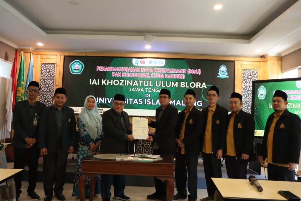 IAIKUPers- Senin( 12 Agustus 2024) Civitas Akademika IAI Khozinatul Ulum Blora menggelar kegiatan penandatanganan Nota Kesepahaman (MOU) di Ruang Pertemuan lt.4 Gedung Rektorat Universitas Islam Malang ( UNISMA). Tujuan kegiatan ini adalah untuk melakukan kunjungan sekaligus studi banding. Kegiatan ini melibatkan kurang lebih 50 orang diantaranya Rektor UNISMA Prof.Junaedi, Jajaran Wakil Rektor UNISMA, Ketua LP2M, Kepala RT, Perwakilan UNWAHA Jombang ( jajaran Wakil Rektor Bpk Abdul Wahab beserta rombongannya) dan rombongan dari IAI Khozinatul Ulum Blora. Rektor Universitas Islam Malang, prof.H.Djunaedi,Phd.mengucapkan selamat datang dan terima kasih kepada rombongan IAI Khozinatul Ulum Blora atas kunjungannya. Beliau mengatakan bahwa UNISMA baru saja melakukan pergantian pimpinan.begitupun masa jabatannya baru berjalan sekitar 1,5 bulan. "kerjasama ini memang suatu hal yang harus dilakukan karena institusi apapun pasti mempunyai kekurangan. “Disinilah diperlukan kerjasama,” ungkapnya. Rektor IAI Khozinatul Ulum Blora, Kh.Ahmad Zaki Fuad M,Ag., Pada kesempatan tersebut menyampaikan terimakasih atas sambutan dari pihak UNISMA yang telah memfasilitasi kegiatan ini. bahwasanya kegiatan ini merupakan timbal balik dari adanya program "Kandidat Doktor mengajar dari UNISMA yang ditempatkan di IAI Khozinatul Ulum Blora." Selain dengan adanya tujuan MoU, saya harap kegiatan ini merupakan sebagai upaya upgrading pengetahuan tentang pengelolaan kampus di UNISMA"ungkapnya. Dan kegiatan ini ditandai dengan penandatanganan MoU Rektor IAI Khozinatul Ulum dengan Rektor Universitas Islam Malang dengan didampingi oleh wakil Rektor dan penandatanganan MoU Rektor UNISMA dengan Wakil Rektor UNWAHA Jombang, serta penyerahan cinderamata. Pawarta: Yusron Ridho Nurfatoni