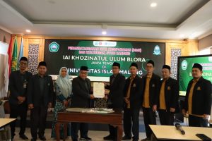 IAIKUPers- Senin( 12 Agustus 2024) Civitas Akademika IAI Khozinatul Ulum Blora menggelar kegiatan penandatanganan Nota Kesepahaman (MOU) di Ruang Pertemuan lt.4 Gedung Rektorat Universitas Islam Malang ( UNISMA).    Tujuan kegiatan ini adalah untuk melakukan kunjungan sekaligus studi banding. 
  Kegiatan ini melibatkan kurang lebih 50 orang diantaranya Rektor UNISMA Prof.Junaedi, Jajaran Wakil Rektor UNISMA, Ketua LP2M, Kepala RT, Perwakilan UNWAHA Jombang ( jajaran Wakil Rektor Bpk Abdul Wahab beserta rombongannya) dan rombongan dari IAI Khozinatul Ulum Blora. 
   Rektor Universitas Islam Malang, prof.H.Djunaedi,Phd.mengucapkan selamat datang dan terima kasih kepada rombongan IAI Khozinatul Ulum Blora atas kunjungannya. Beliau mengatakan bahwa UNISMA baru saja melakukan pergantian pimpinan.begitupun masa jabatannya baru berjalan sekitar 1,5 bulan. 
    "kerjasama ini memang suatu hal yang harus dilakukan karena institusi apapun pasti mempunyai kekurangan. “Disinilah diperlukan kerjasama,” ungkapnya.
  Rektor IAI Khozinatul Ulum Blora, Kh.Ahmad Zaki Fuad M,Ag., Pada kesempatan tersebut menyampaikan terimakasih atas sambutan dari pihak UNISMA yang telah memfasilitasi kegiatan ini. bahwasanya kegiatan ini merupakan timbal balik dari adanya program "Kandidat Doktor mengajar dari UNISMA yang ditempatkan di IAI Khozinatul Ulum Blora." 
   Selain dengan adanya tujuan MoU, saya harap kegiatan ini merupakan sebagai upaya upgrading pengetahuan tentang pengelolaan kampus di UNISMA"ungkapnya.
   Dan kegiatan ini ditandai dengan penandatanganan MoU Rektor IAI Khozinatul Ulum dengan Rektor Universitas Islam Malang dengan didampingi oleh wakil Rektor dan penandatanganan MoU Rektor UNISMA dengan Wakil Rektor UNWAHA Jombang, serta penyerahan cinderamata. 

Pawarta: Yusron Ridho Nurfatoni

