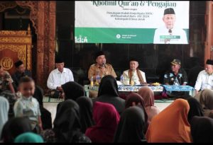 IAIKUPers-  Mahasiswa kuliah kerja nyata kelompok 6 Desa Jeruk menggelar Khotmil Qur’an di Masjid Al Hidayah Desa Jeruk Kecamatan Randublatung kabupaten Blora, Selasa (27/8/2024) pagi. Agenda itu dalam rangka penutupan KKN IAI Khozinatul Ulum Blora. Acara dihadiri oleh warga Desa Jeruk, Ta’mir Masjid Al Hidayah, Ketua Muslimat dan beberapa santri TPQ Rodhotul Jannah beserta guru mengajarnya.
Dimulai dengan Khotmil Qur’an dan tahlil terlebih dahulu, dilanjutkan dengan sambutan oleh Bapak Kepala Desa, dan Bapak Abdurrohim selaku ta’mir masjid Al-Hidayah Jeruk.
 Koordinator Desa Jeruk, Agus Chalim Musthofa mengungkapkan, bahwa agenda ini adalah agenda berpamitan kepada warga Desa Jeruk.

“Saya mewakili teman-teman akan memantau program kerja yang sudah kami laksanakan agar tidak mandek di tengah jalan” ungkap Chalim panggilan akrabnya saat menyampaikan sambutan.

KH. Muharror Ali selaku pengasuh pondok pesantren Khozinatul Ulum Blora dan Bupati Blora, H. Arif Rohman turut juga hadir setelah tinjau korban kebakaran bersama ketua Badan Amil Zakat Nasional (BAZNAS) H. Sutaat.

“Atas nama pemerintah, ia memberikan banyak terimakasih kepada mahasiswa KKN, dalam menjalankan pengabdiannya di masyarakat, selama 2 bulan lamanya” ujar Gus Arif, panggilannya.
Dalam inti acara KH Muharror Ali memberikan maidzoh hasanah menjelaskan pemahaman tentang mendidik anak serta motivasi untuk selalu berjuang dan tolong menolong.

“Acara diakhiri dengan memberikan kenang-kenangan kepada Kepala Desa, dan kepada TPQ tempat mengajar selama KKN di Desa Jeruk ini” pungkas mahasiswa yang juga selaku ketua Sema.

Pawarta: Yusron Ridho Nurfatoni
