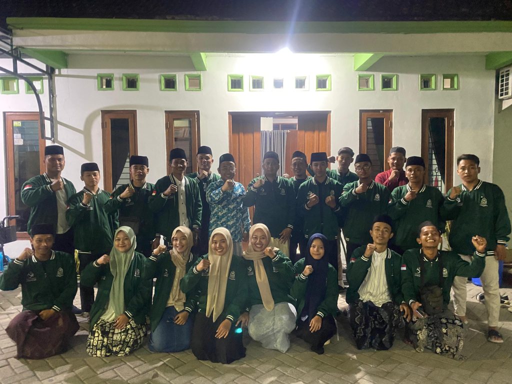 IAIKUPERS- Institut Agama Islam (IAI ) Khozinatul Ulum Blora melepas kontingen mahasiswa yang akan mengikuti Pekan Olahraga dan Seni VI Internasional FKPTKIS Jawa Tengah di Universitas Muhammadiyah Surakarta. Acara pelepasan ini dilaksanakan pada Minggu, 01 September 2024 ( Malam) di Kediaman rumah Rektor. Acara pelepasan dihadiri oleh Wakil Rektor III,Ahmad Saiful Rizal M,Pd.dan seluruh peserta kontingen Porseni IAI Khozinatul Ulum,Dalam sambutannya Rektor,Ahmad Zaky Fuad M.Ag.S.Th.I memberikan dorongan semangat kepada mahasiswa yang akan bertanding. Dan mengingatkan untuk menjaga nama baik serta selalu menjaga sportivitas dalam pertandingan. Mengingat kalah maupun menang dalam suatu hal pertandingan itu hal yang biasa. Porseni ini akan berlangsung dari tanggal 2 hingga 4 September 2024 di Universitas Muhammadiyah Surakarta. Acara ini diikuti oleh berbagai perguruan tinggi se-Indonesia dan merupakan salah satu platform penting untuk mengukur kemampuan serta mempromosikan potensi mahasiswa dalam bidang olahraga dan seni. Pelepasan mahasiswa ini ditutup dengan doa bersama yang dipimpin oleh Rektor,Ahmad Zaky Fuad M.Ag.S.Th.I agar seluruh peserta diberikan kesehatan dan semangat dalam mengikuti kompetisi. Seluruh civitas akademika IAI Khozinatul Ulum berharap agar kontingen mahasiswa mereka dapat memberikan performa terbaik dan pulang dengan membawa prestasi yang membanggakan. Pawarta: Yusron Ridho Nurfatoni